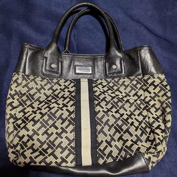 Tommy Hilfiger Handbags - Tommy Hilfiger purse bag